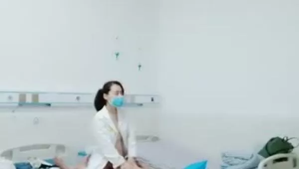 女护士值班寂寞爬上病人的床