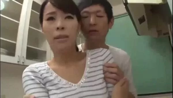 【乱伦】【有码】巨乳妈妈 和儿子背着老公和儿子在厨房做爱 中文字幕